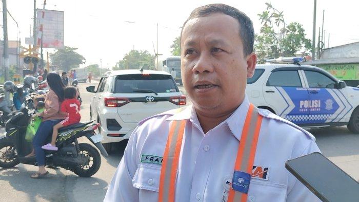 Manajer-Humas-PT-KAI-DAOP-4-Franoto-Wibowo-saat-menjelaskan-2