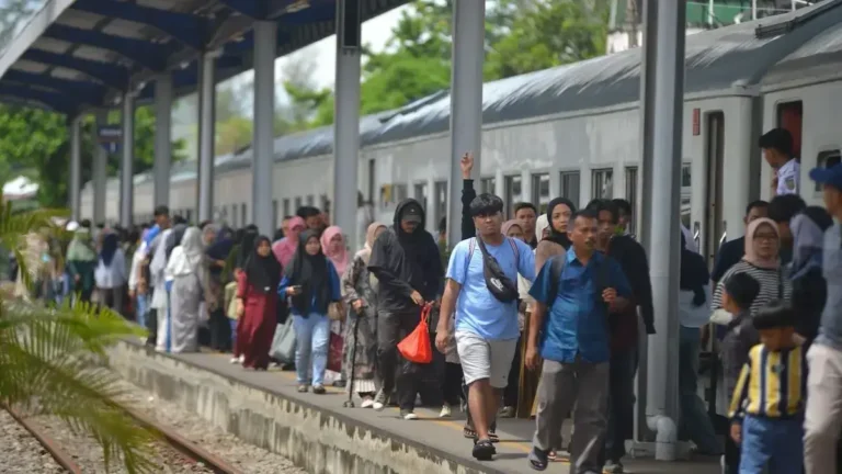 penumpang-kereta-api-saat-libur-Lebaran-membludak-2